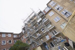 Professionel stilladsudlejning i Brønderslev – din sikre samarbejdspartner på byggepladsen