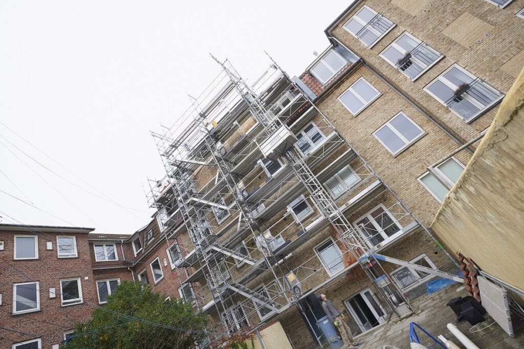 Professionel stilladsudlejning i Brønderslev – din sikre samarbejdspartner på byggepladsen